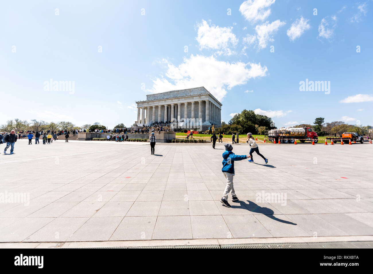 Washington DC, USA - April 5, 2018: Viele Touristen Besucher wandern rund um Lincoln Memorial Square im Frühling saison Weitwinkel auf nationaler M Stockfoto