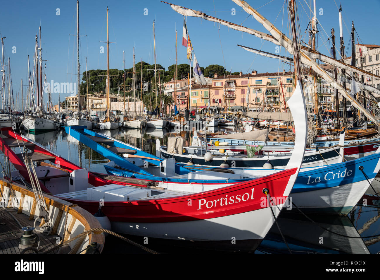 Sanary-sur-Mer, Frankreich, September 2018: bunte Boote im Hafen Stockfoto