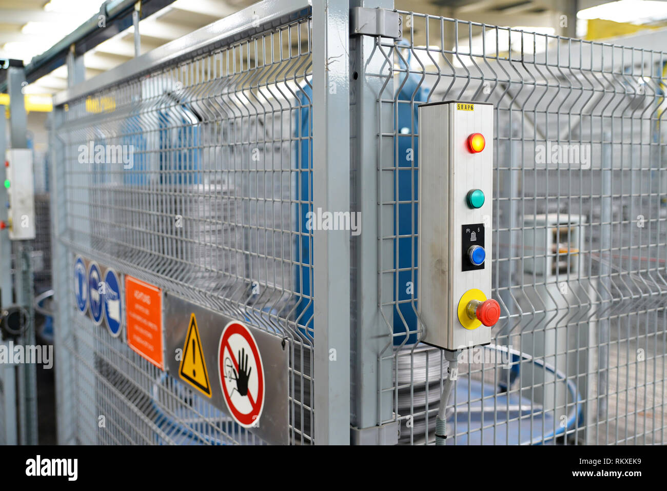 Berlin, Deutschland, 28. 2012 - Warnungen auf einer Maschine in einer industriellen Anlage Stockfoto