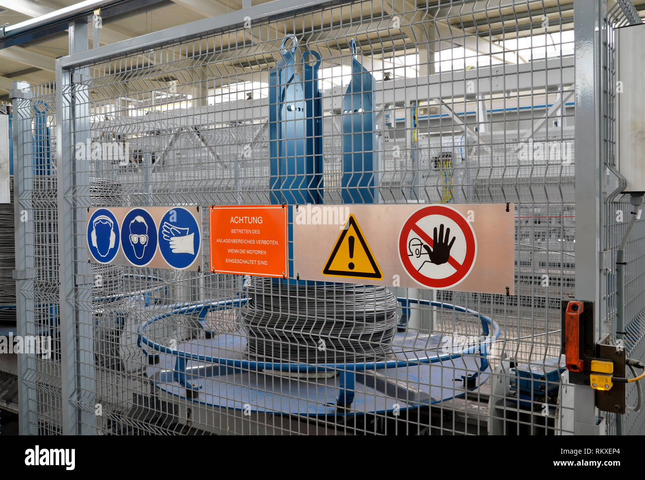 Berlin, Deutschland, 28. 2012 - Warnungen auf einer Maschine in einer industriellen Anlage Stockfoto