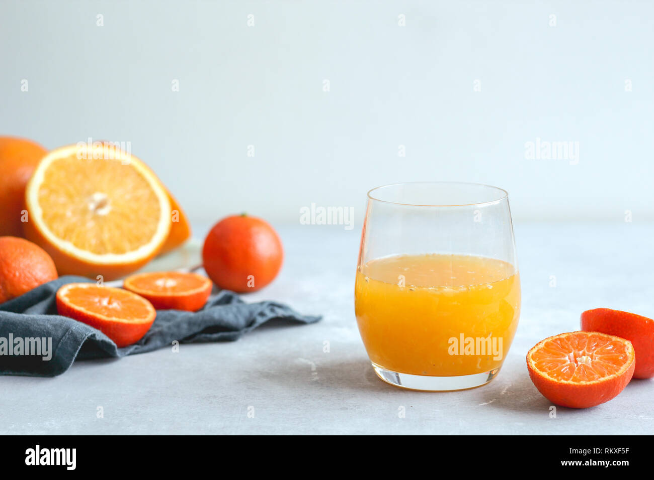 Ein Glas frisch gemachte Zitrusfrüchte auf einem hellen Hintergrund Stockfoto