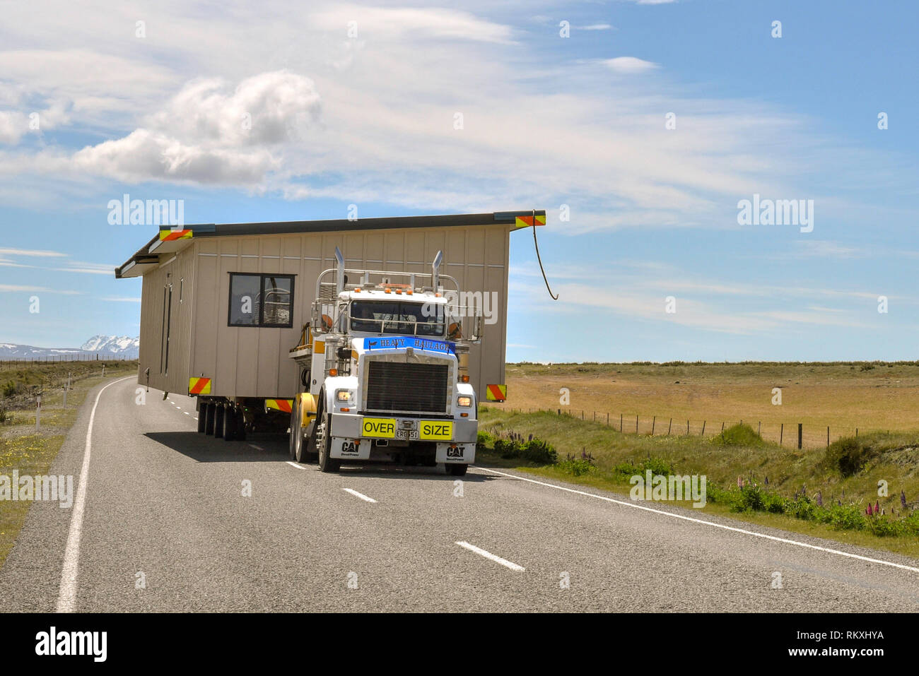 Haus auf einem Lkw, Straße von Lake Pukaki, Südinsel, Neuseeland verschoben Stockfoto
