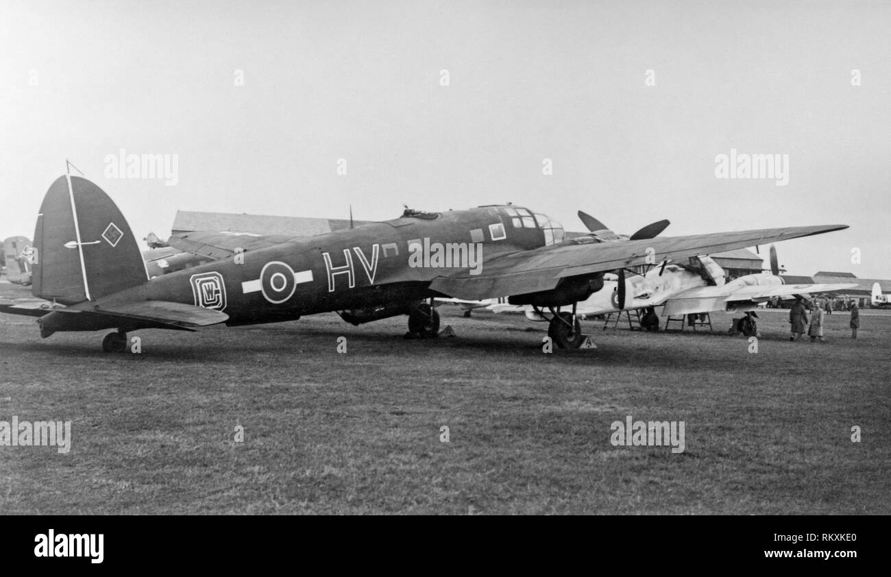 Ein aufgenommenes Luftwaffe Heinkel He 111 Bomber, in Farnborough in England im Jahr 1945. Er 111 H-20, (Wk. Nr. 701152), NT+ SL im Raum München in Deutschland erfasst dieses Flugzeug wurde durch Watsons Whizzers und dann durch die 56 FG, 8 USAAF geflogen, bevor sie an die Britische übergeben. Es ist schwarz lackiert und hat eine RAF roundel über die usaaf Star und bar Markierungen gemalt. Das Logo auf der Rumpf ist der Buchstabe W innerhalb eines C in einem O aus den Initialen des Großen J. Carter der 61 FS, großen Williamson von der 62 FS und Kapitän Ordway, technischer Offizier der 61 stFS. Jetzt in Hendon erhalten. Stockfoto
