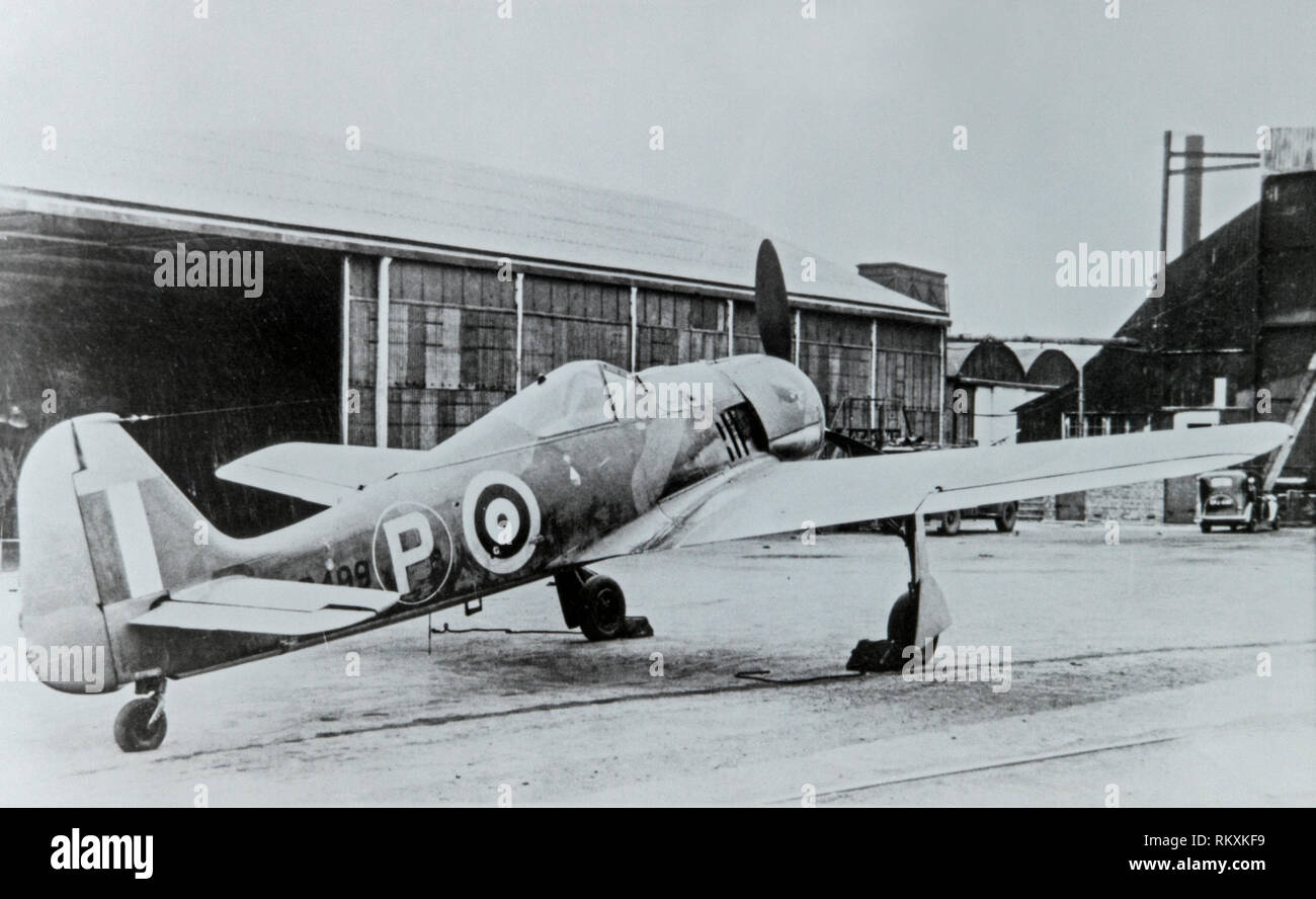 Ein aufgenommenes Luftwaffe Focke Wulf FW 190 Focke Wulf FW 190 A-3, Werk Nr. 313, an RAF Pembrey, Carmarthenshire, nachdem er versehentlich es durch seine deutsche Pilot landete, Oberleutnant Armin Faber, der Gruppenadjutant der III./JG 2, am 23. Juni 1942. Dies war der erste Fw 190, fallen in die Hände der Alliierten intakt und wurde sofort in die Royal Aircraft Establishment, Farnborough, wo es auch in den britischen Markierungen neu gestrichen wurde, und die RAF Seriennummer MP 499. Im Juli, MP 499 wurde der Luftkampf Entwicklungseinheit in Duxford, Cambridgeshire geflogen. Hieb kostenlos in 1943. Stockfoto
