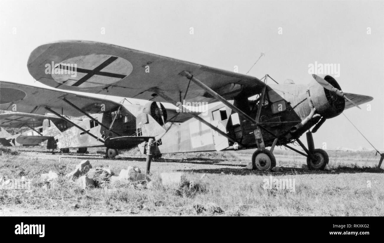 Erfasst Mitsubishi K3m der japanischen Luftwaffe während des Zweiten Weltkriegs. Die vordere Flugzeug getragen die vorübergehende Überlassung Insignien eines Grünen Kreuz in ein weißes Quadrat. Der Mitsubishi K3 M 'Pine' war ein Einmotorigen crew Trainer, die auch als leichten Verbindungsflugzeug während des Pazifischen Krieges gesehen. Mitsubishi hatte zunächst versucht, einen Einmotorigen crew Trainer in 1928-29, um zu verkaufen, sondern diese Herbert Smith entworfen, Doppeldecker, hatte nicht ein Erfolg gewesen. Stockfoto
