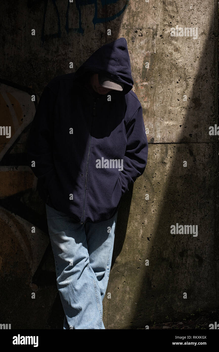 Obdachlose Männer in dunklen und heruntergekommen Die Lage an der Straße. Stockfoto