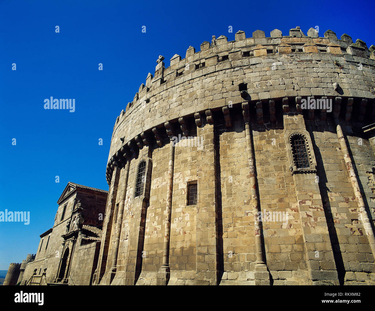 Spanien, Kastilien und Leon, Avila. Dom St. Salvador. Katholische Kirche. Es wurde im 12. Jahrhundert im romanischen Stil begonnen und im 14. Jahrhundert im gotischen Stil abgeschlossen. Die romanisch-gotische Apsis wurde teilweise als Festung, wie ein Wehrturm eingebettet in die Defensive Stadtmauer gebaut. Architekt: Giral Fruchel (12. Jahrhundert). Stockfoto