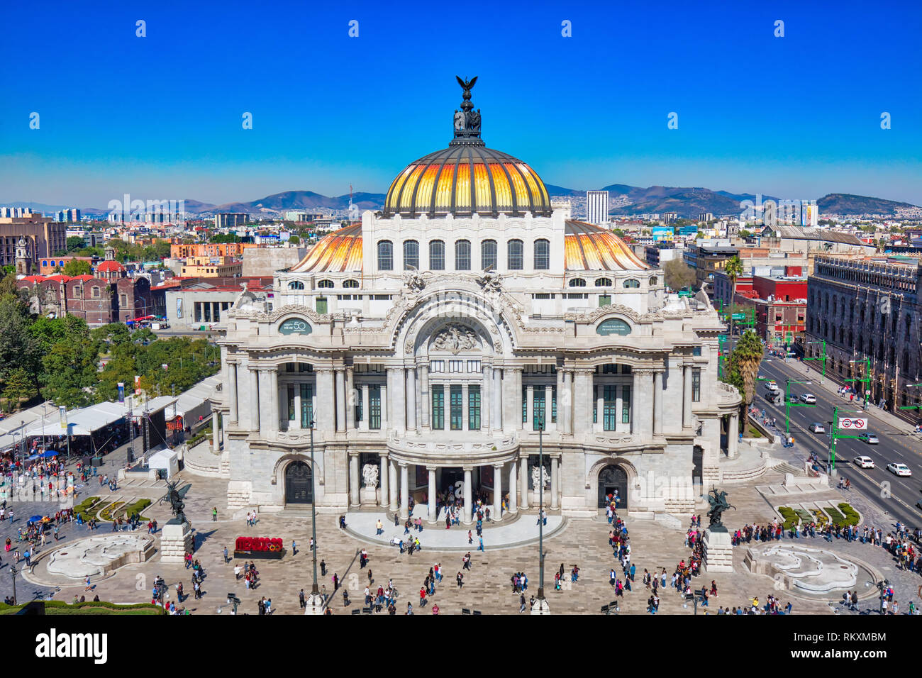 Mexiko City, Mexiko - 2 Dezember, 2018: Wahrzeichen Palast der Schönen Künste (Palacio de Bellas Artes) in Alameda Central Park in der Nähe von Mexico Stadt Zentrum Stockfoto