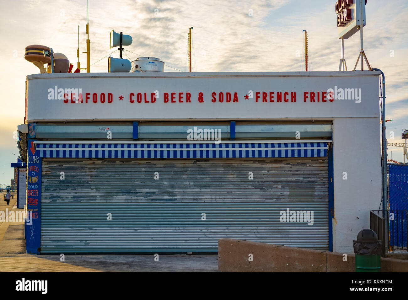 Strand Shop kaltes Bier, Meeresfrüchte, Limo und Pommes Frites am Strand. Stockfoto