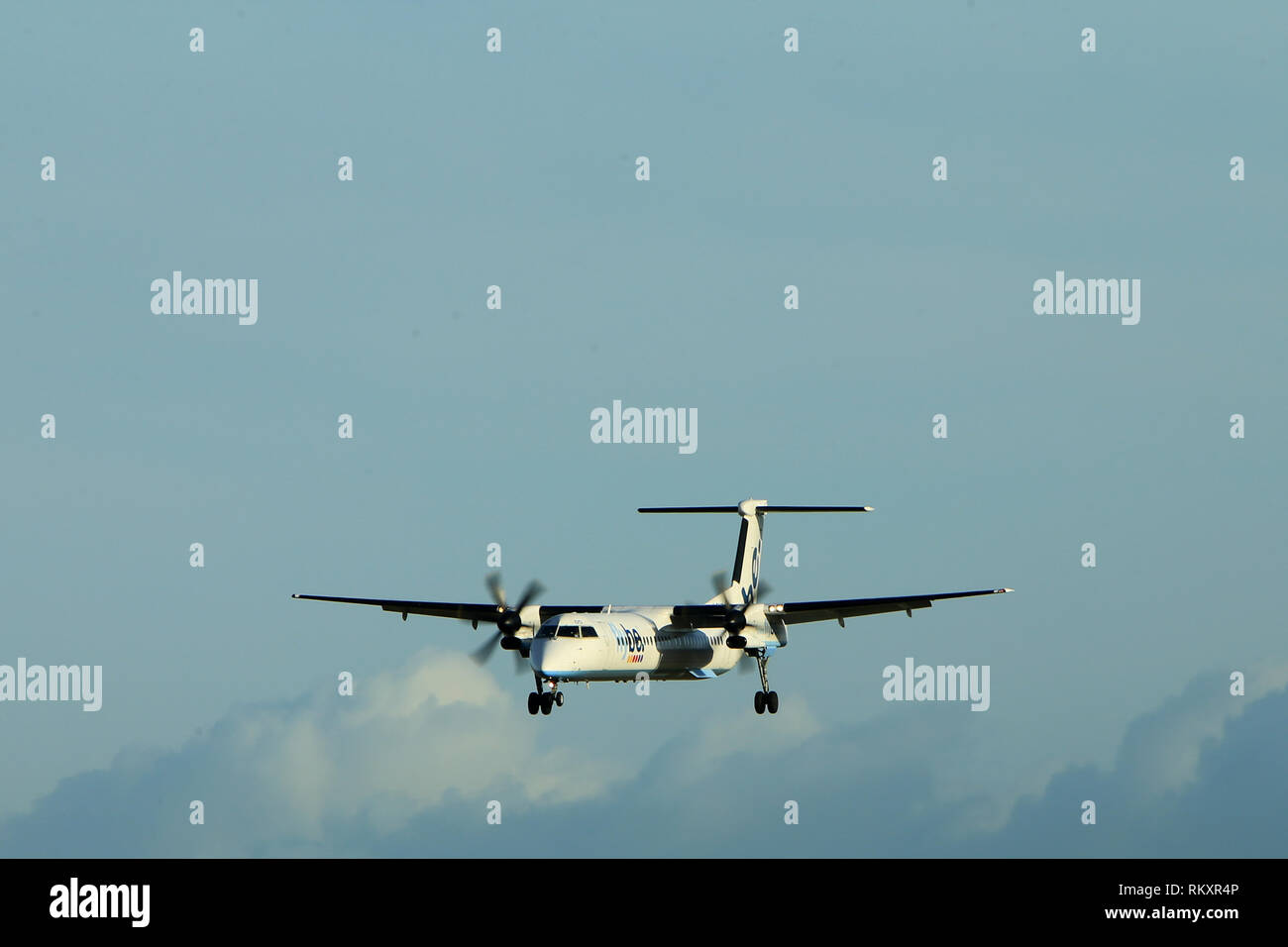 Flybe Flugzeug ankommen und zum George Best Belfast City Flughafen Belfast, Nordirland ab. Stockfoto