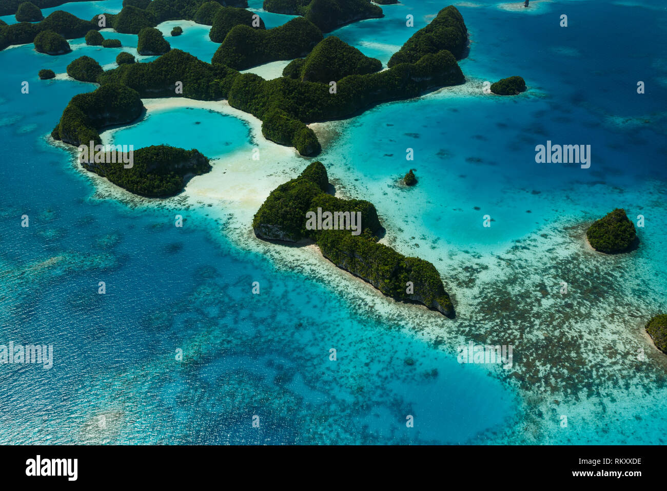 Luftaufnahme der Korallenriffe grünen winzige Inseln im Königreich von Palau Stockfoto