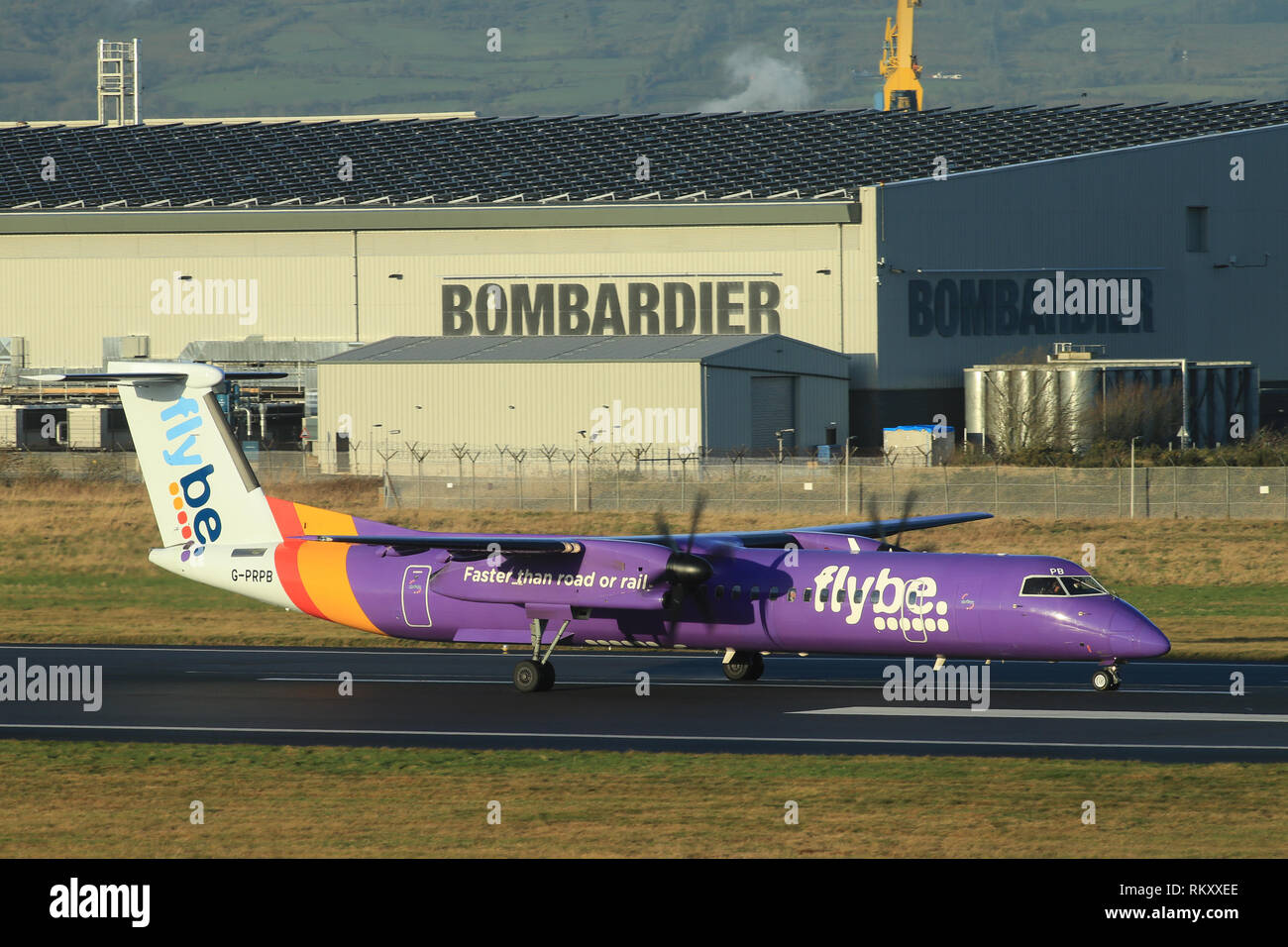 Bombardier Dash 8 Q400 Flybe Flugzeug ankommen und zum George Best Belfast City Flughafen Belfast, Nordirland ab. Stockfoto