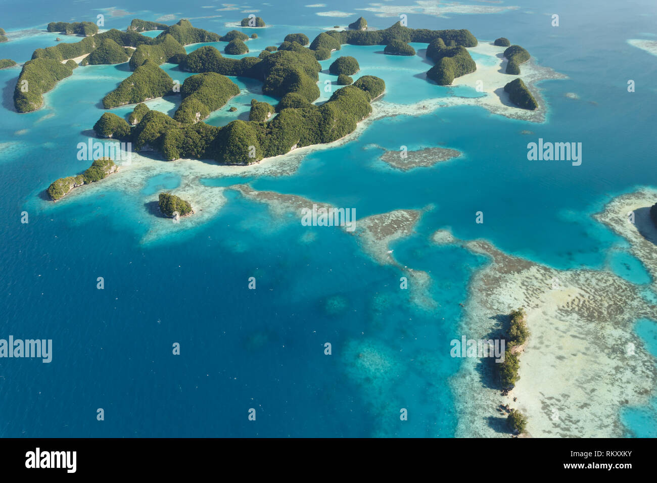 Antenne Landschaft von Dutzenden von kleinen tropischen Inseln und flachen Korallenriffen Stockfoto
