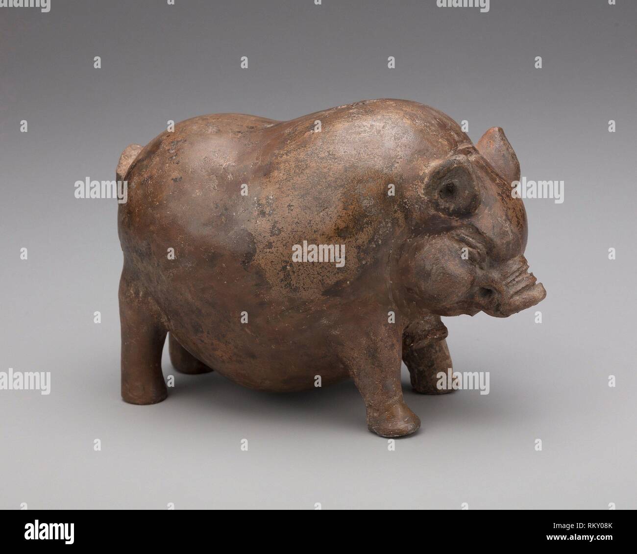 Sparschwein - 14./15. Jahrhundert - Indonesien Ost Java- Herkunft: Ost  Java, Datum: 1301 - 1500, Mittel: Terrakotta Mit Braunen Glasur,  Abmessungen Stockfotografie - Alamy