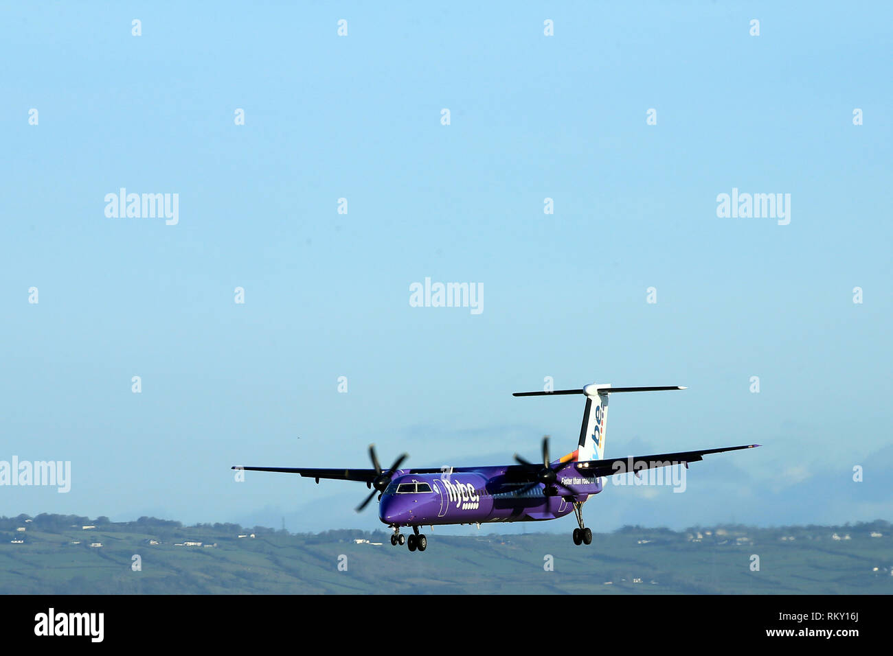 Flugzeug ankommen und zum George Best Belfast City Flughafen Belfast, Nordirland ab. Stockfoto