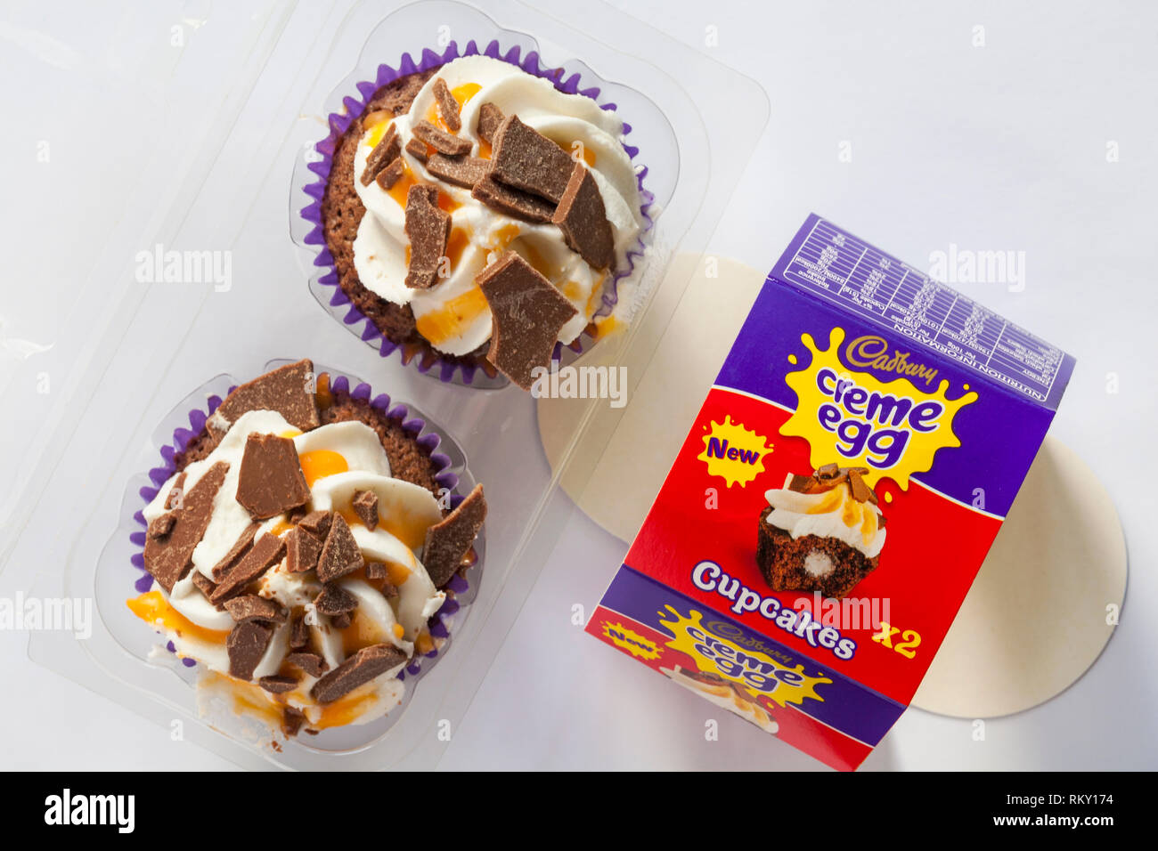 Packung mit neuen Cadbury Creme Egg Cupcakes auf weißem Hintergrund Stockfoto