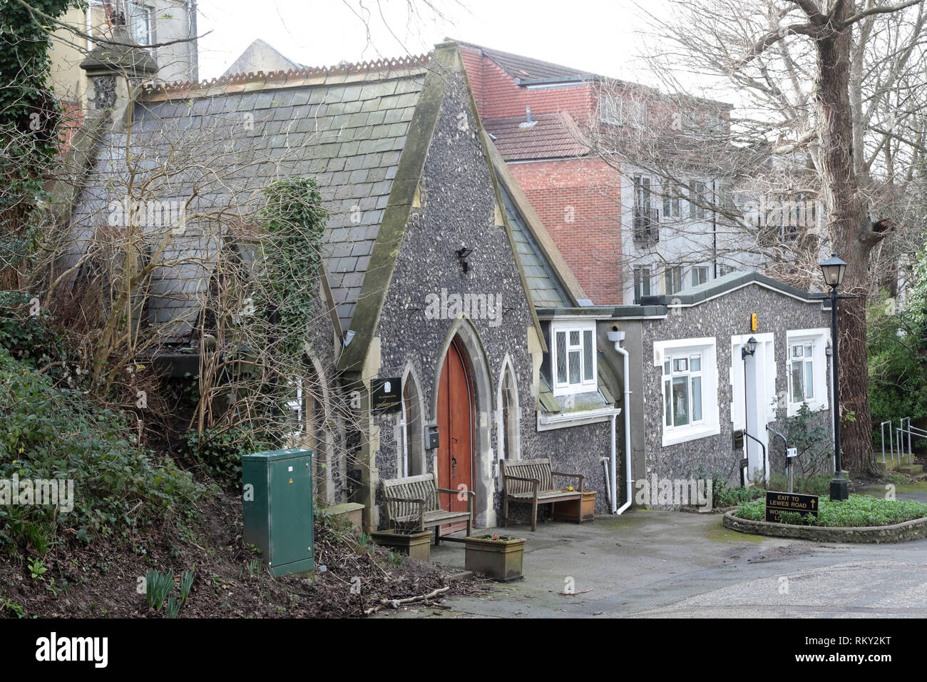 Brighton und Hove Untersuchungsrichter-gericht East Sussex auf dem Gelände des Woodvale Friedhof aus Lewes Road Brighton. Im Fall von Hartmais der Kirche wie Gebäude sitzt nebenan Stockfoto