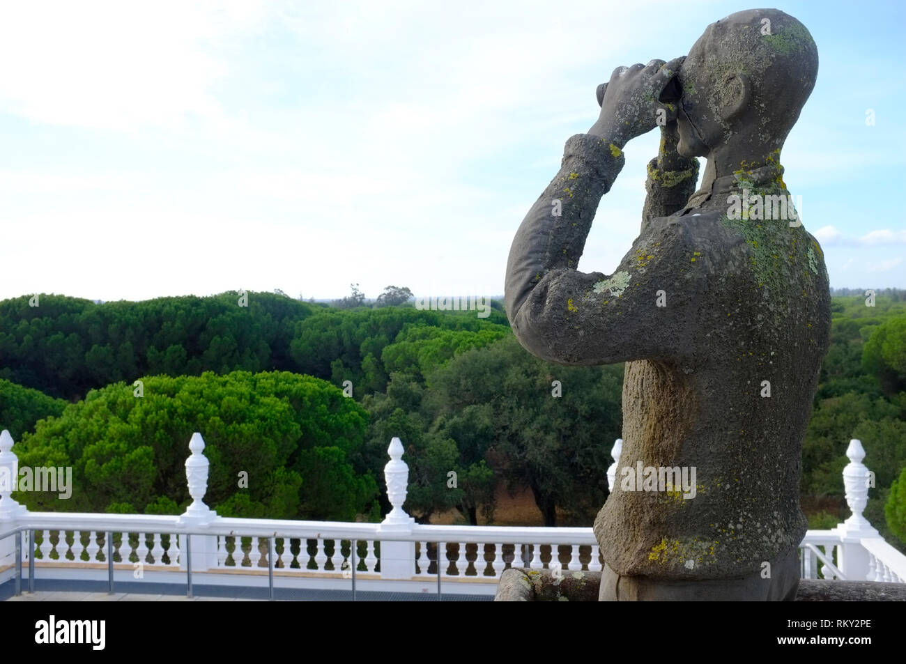 Figur aus Bronze, die durch ein Fernglas auf dem Dach des Acebron Palace in Donana National Park, El Rocio, Provinz Huelva, Spanien Stockfoto