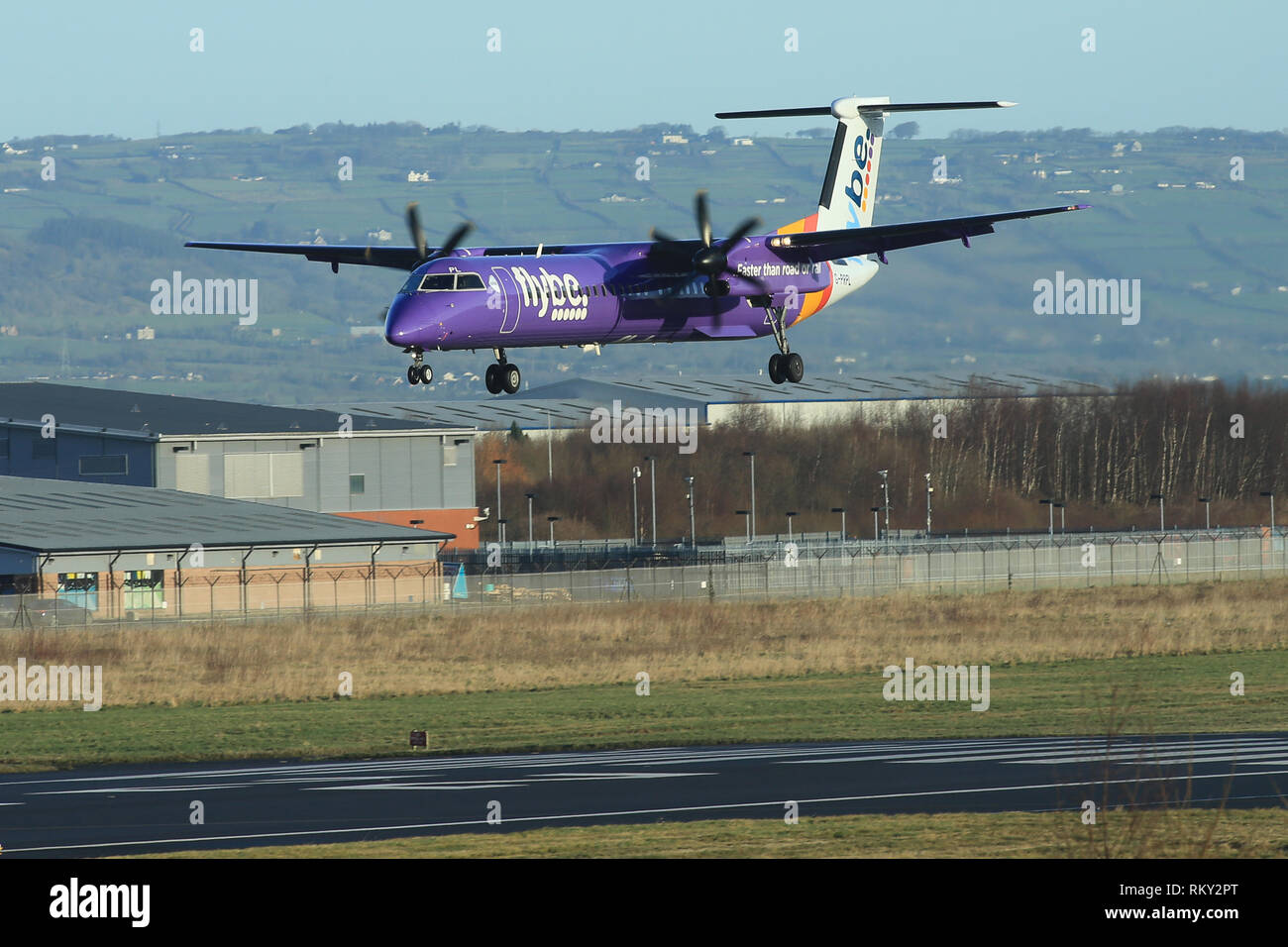 Flugzeug ankommen und zum George Best Belfast City Flughafen Belfast, Nordirland ab. Stockfoto