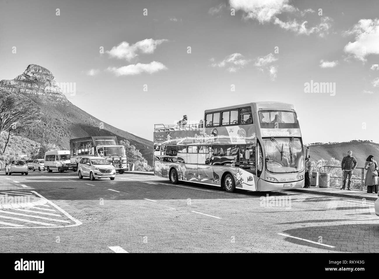 Kapstadt, Südafrika, 17. AUGUST 2018: eine Stadt Sightseeing Bus und andere Fahrzeuge an der unteren Seilbahnstation am Tafelberg in Kapstadt. Lions H Stockfoto