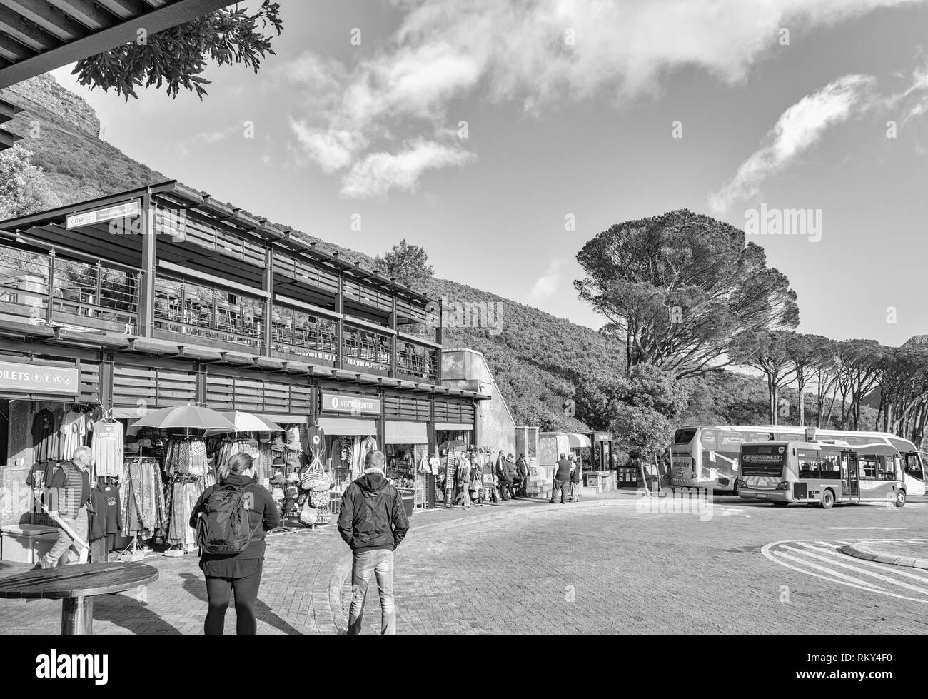 Kapstadt, Südafrika, 17. August 2018: Das Besucherzentrum am unteren Seilbahnstation am Tafelberg in Kapstadt. Unternehmen, Personen und Busse ein Stockfoto