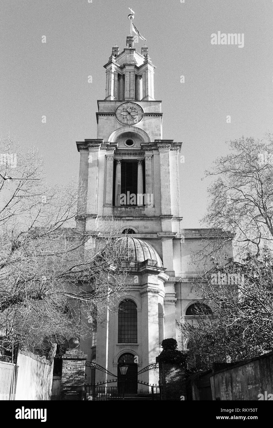 Der Turm der barocken Kirche St. Anne, Limehouse, im East End von London, Großbritannien Stockfoto