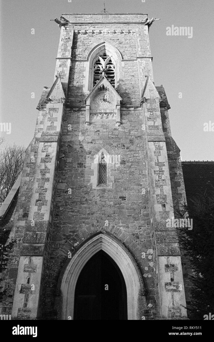 Die Viktorianischen Kirche Turm von St. Johannes der Täufer, in der Ortschaft Netherfield, East Sussex, England Stockfoto