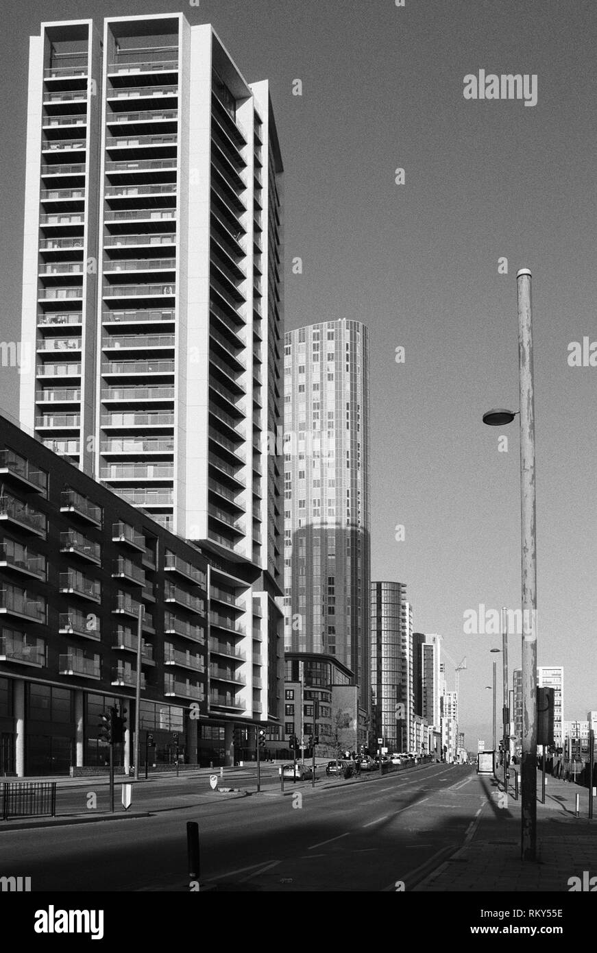 Modernes hohes Apartments entlang der High Street in Stratford, East London, Großbritannien Stockfoto