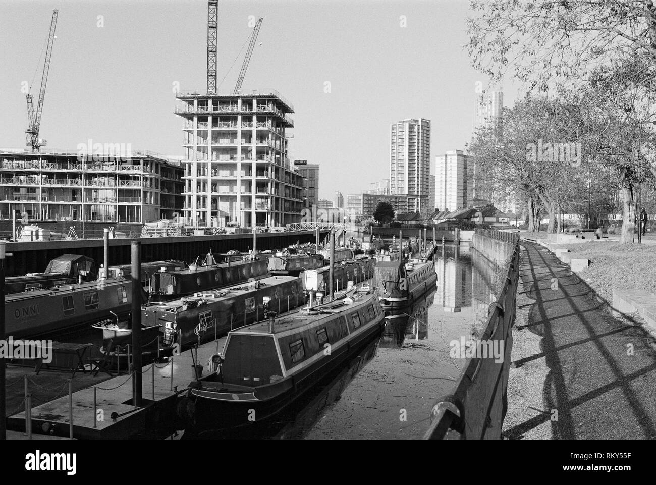 Narrowboats günstig auf drei Mühlen Wand Fluss, Bromley-By-Bow, East London, UK, in Richtung Stratford suchen, mit neuen Wohnungen im Bau Stockfoto