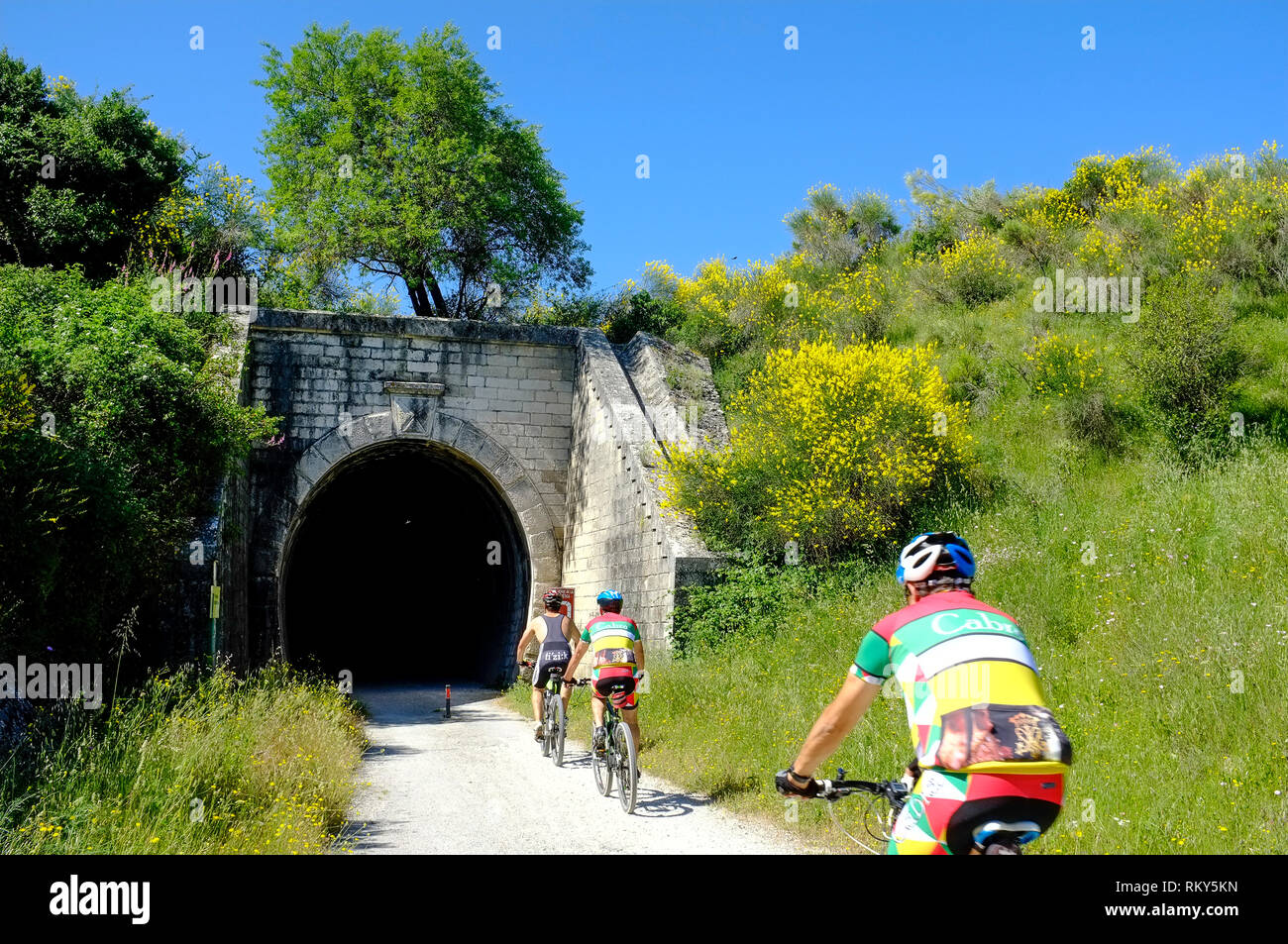 Radfahrer, die auf der Via Verde fahren, einer stillgelegten Bahnlinie für Olivenöl in der Sierra Subbetica, Andalucia, Spanien Stockfoto