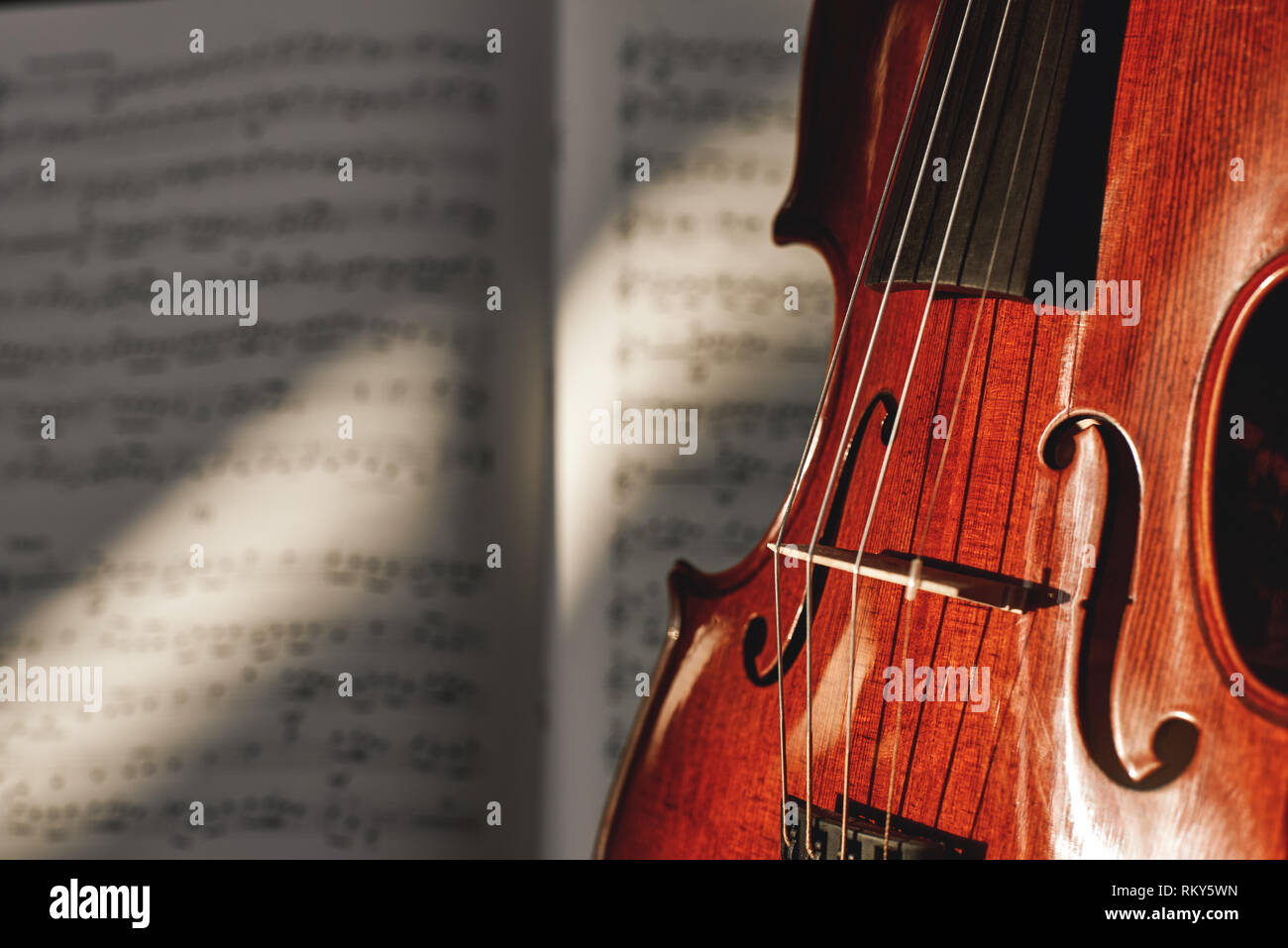 Vorbereitung auf ein Konzert. Classic Brown Violine auf Musik Notenblatt Hintergrund. Musikinstrumente. Musik Equipment. Geigenunterricht Stockfoto