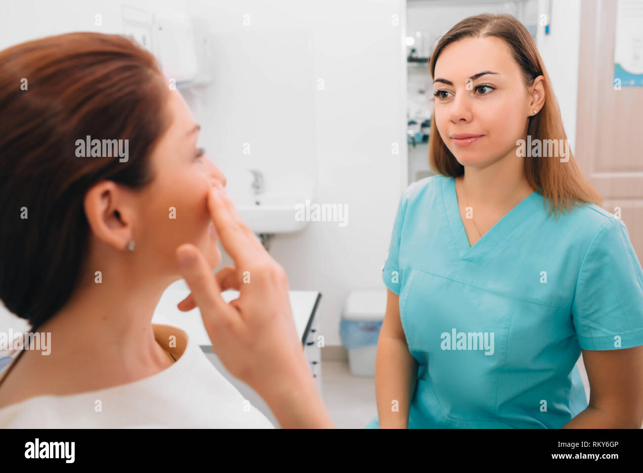 Weibliche Patienten mit Schmerzen an Nase zu Ihrem otolaryngologist. Medizinische Untersuchung und Beratung. Stockfoto