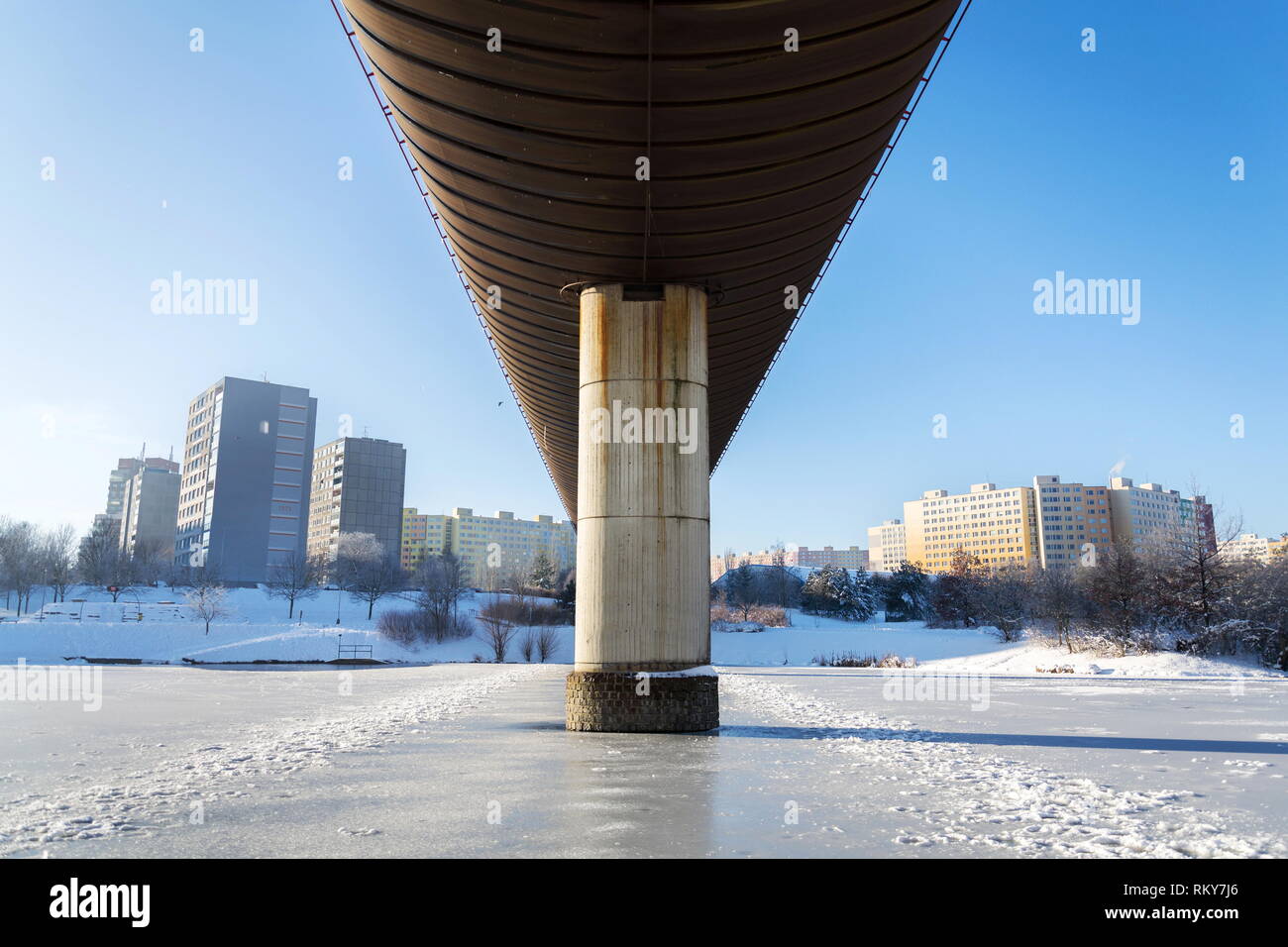 U-Bahn Tunnel, über zugefrorene Teich, sonnige Winter einfrieren Tag, Prag zwischen den U-Bahnhöfen Hurka und Luziny, Tschechische Republik Stockfoto