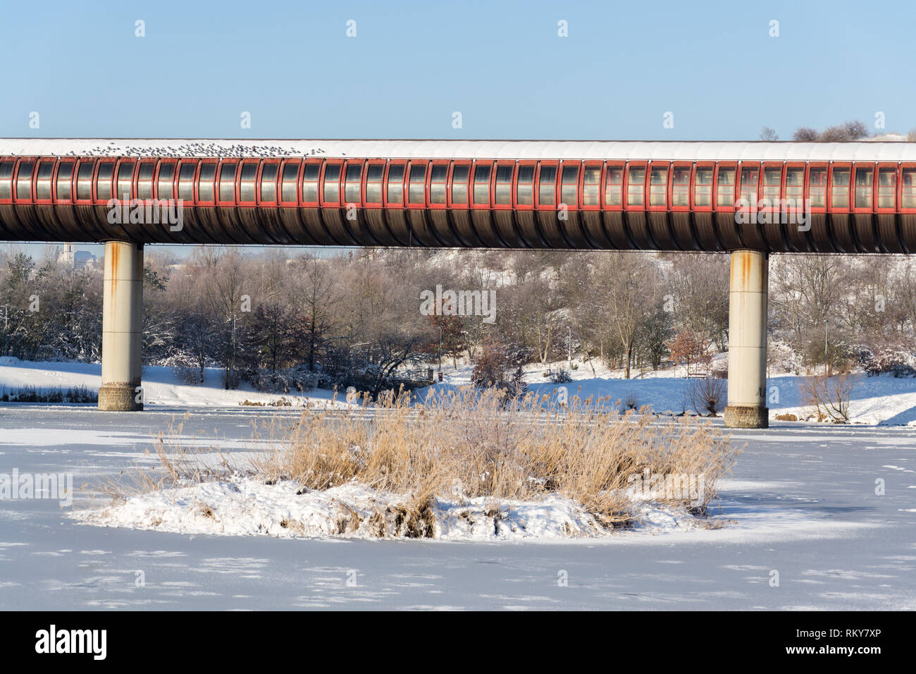 U-Bahn Tunnel, über zugefrorene Teich, sonnige Winter einfrieren Tag, Prag zwischen den U-Bahnhöfen Hurka und Luziny, Tschechische Republik Stockfoto