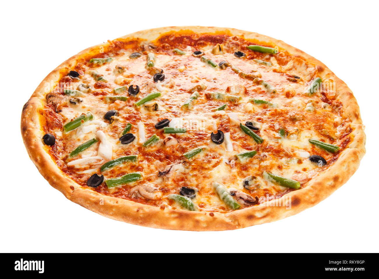 Köstliche italienische Pizza mit Meeresfrüchten mit Muscheln, Garnelen, Tintenfisch, Tintenfisch, Brokkoli, frische Zwiebeln und Oliven auf weißem Hintergrund Stockfoto