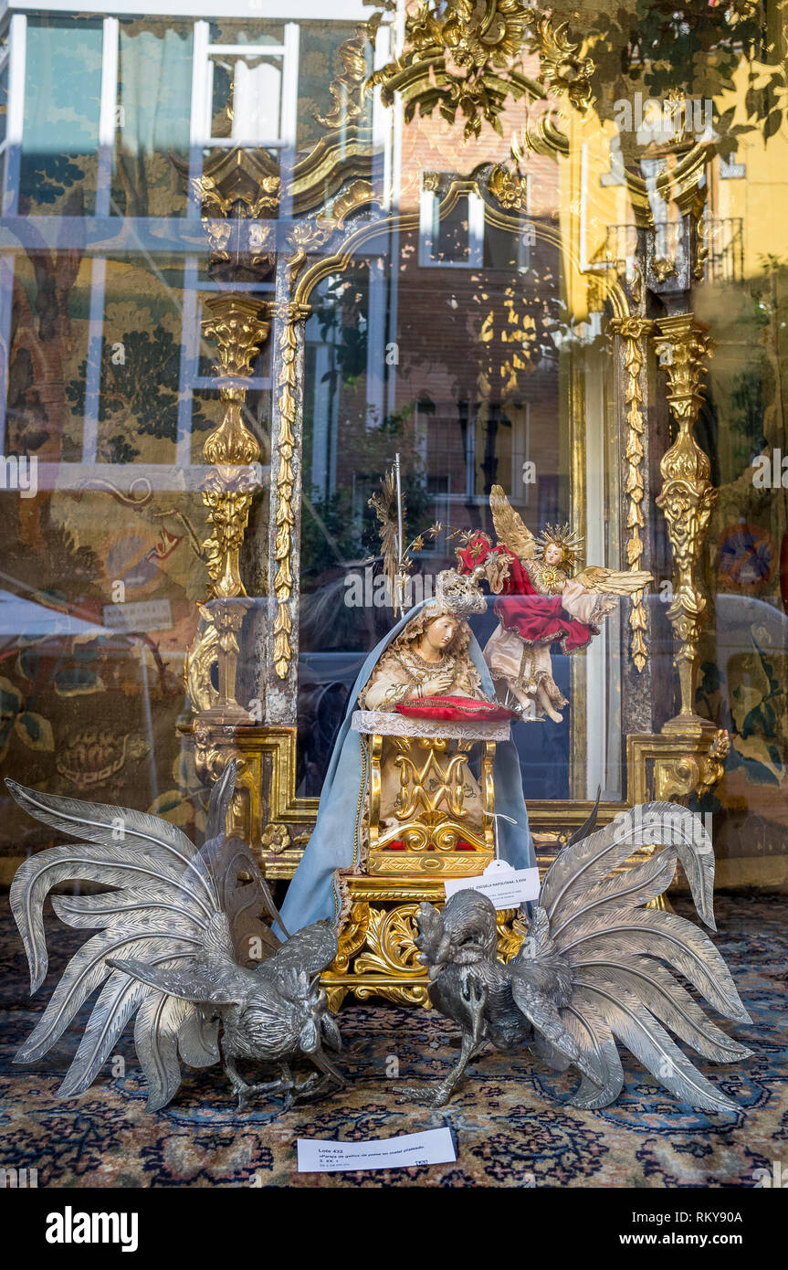 Reflexionen in einem religiösen Kuriositäten Schaufenster in Sevilla, Spanien Stockfoto