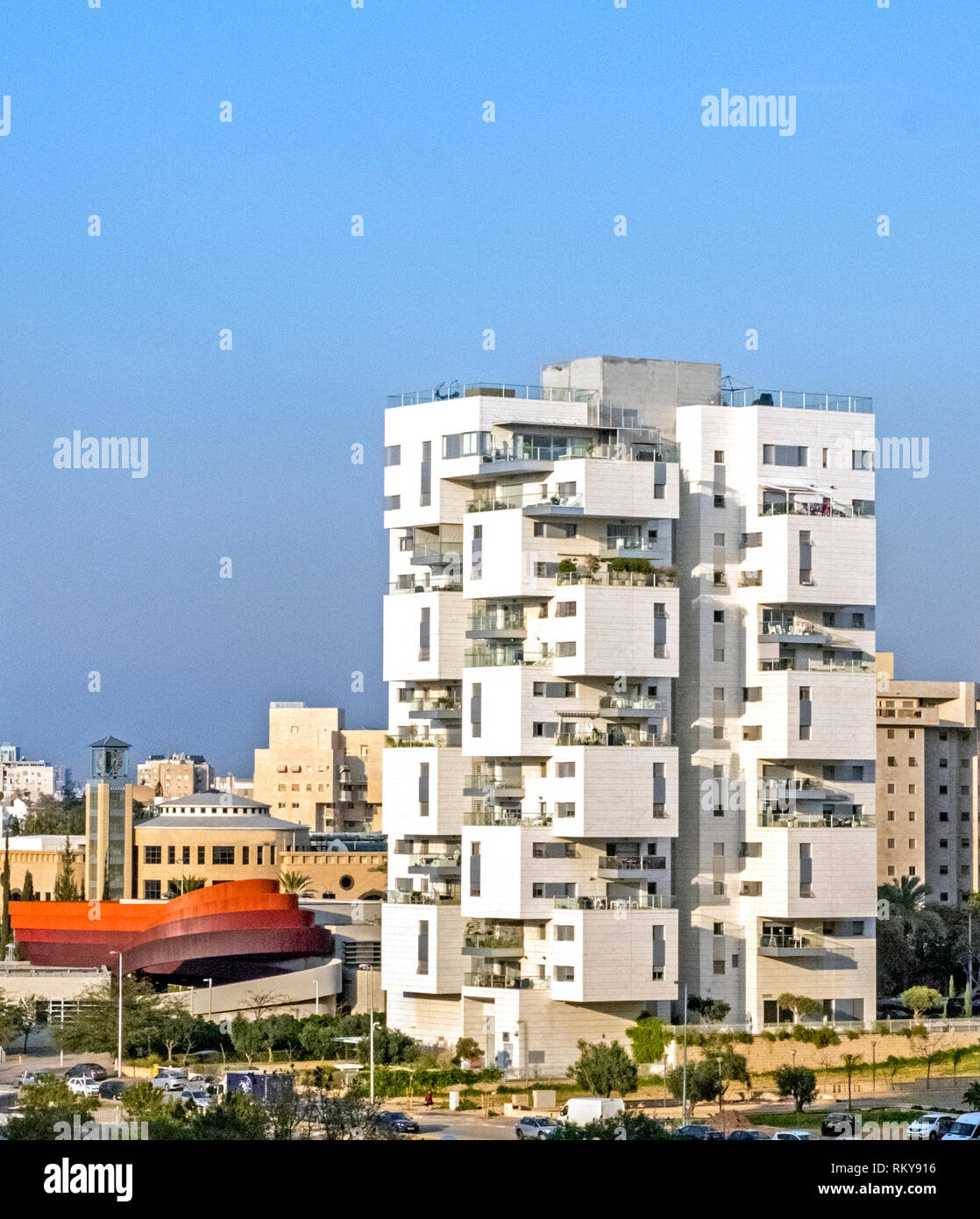 Ein neues Zuhause für moderne Architektur vor dem Hintergrund der Kaufhaus- und Ausstellungshalle fotografiert im neuen Viertel der Stadt Holon Stockfoto
