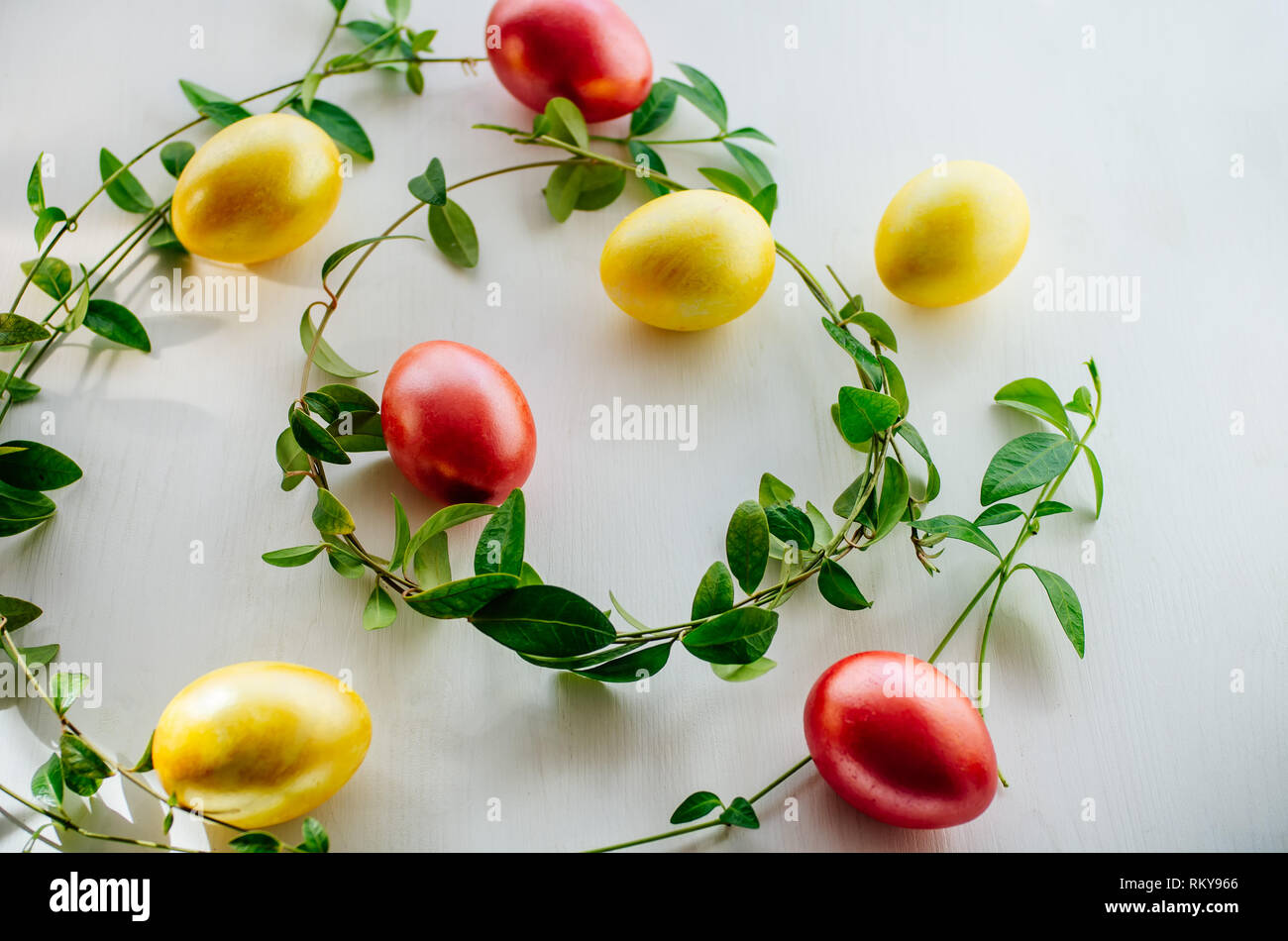 Bunte eier auf einem weißen Hintergrund. Kreative Ostern Konzept. Lebende Korallen - die Farbe des Jahres 2019 Stockfoto