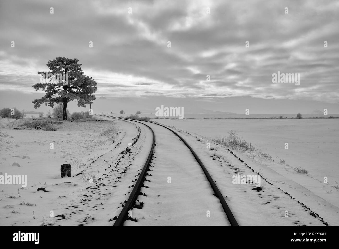 Single die Bahn im Winter Landschaft. Zentrale Böhmisches Mittelgebirge, Tschechische Republik Stockfoto