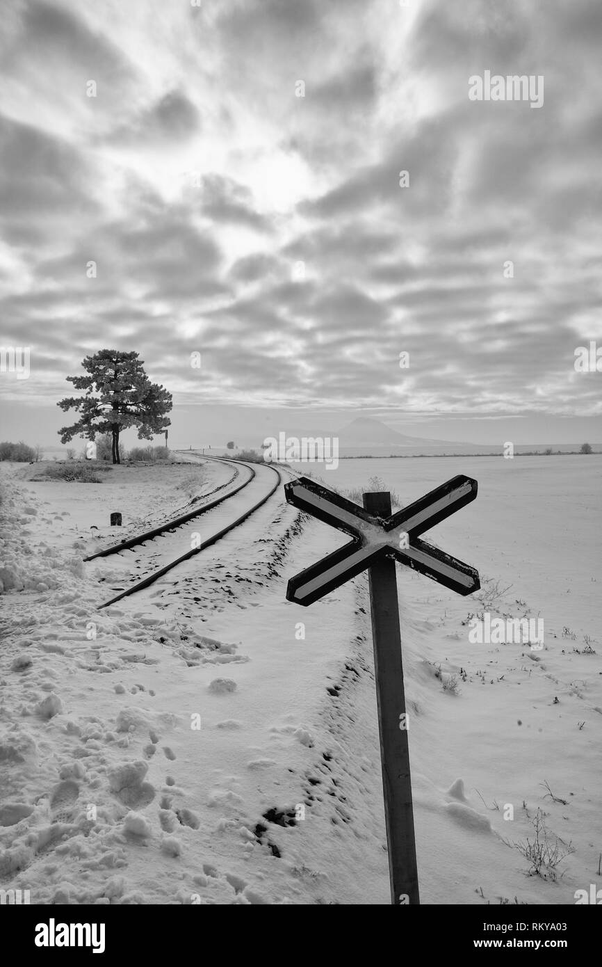 Single die Bahn im Winter Landschaft. Zentrale Böhmisches Mittelgebirge, Tschechische Republik Stockfoto