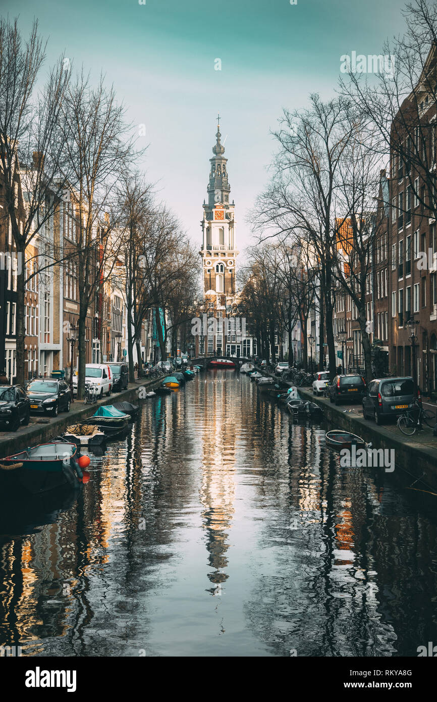 Reflexion der Kirche in den Gewässern von einer Gracht in Amsterdam. Stockfoto