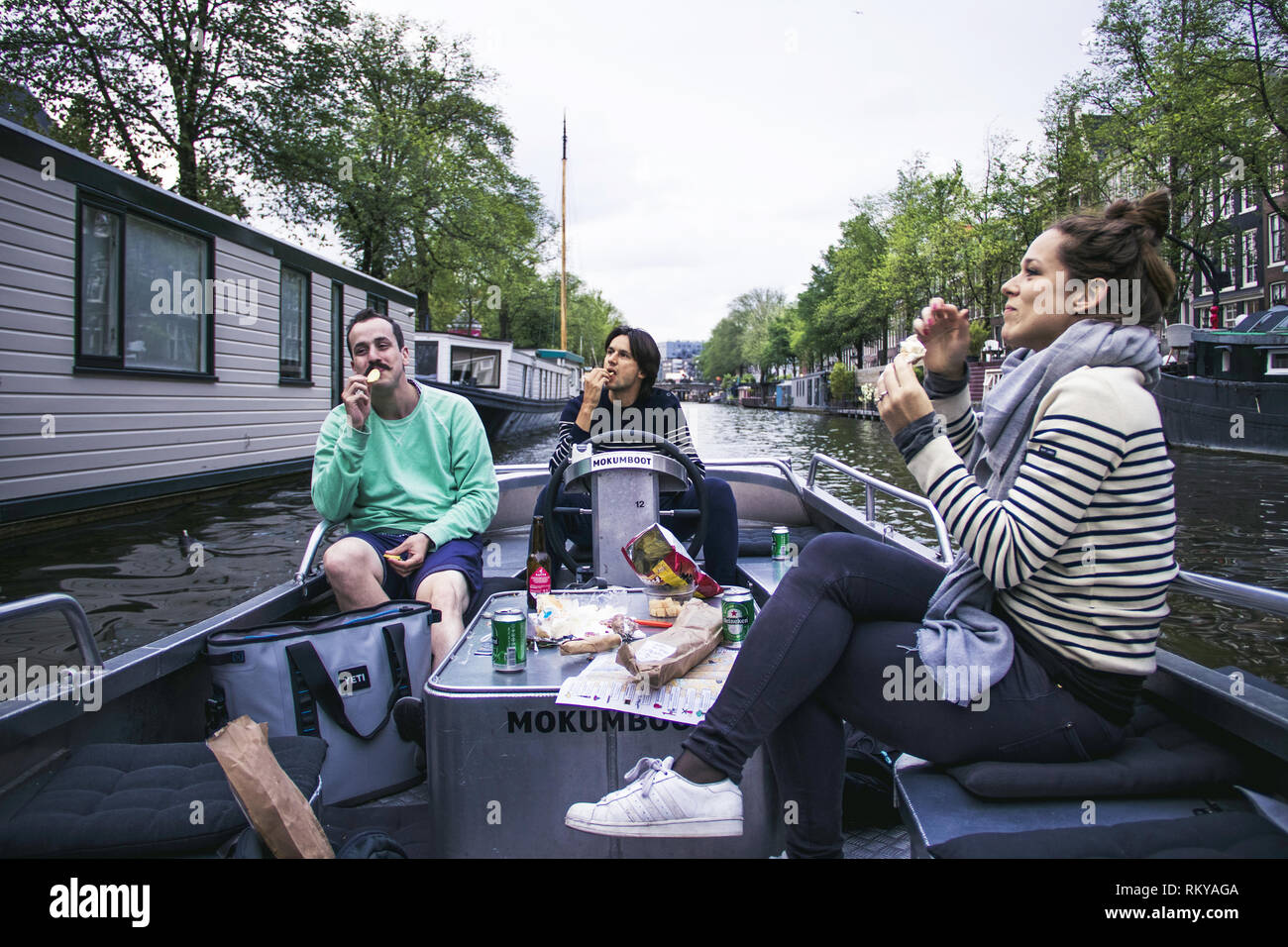 Genießen Sie eine Gruppe von Freunden snacks an einem Kanal Boot. Stockfoto