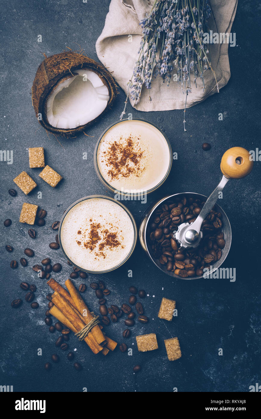 Coconut latte. Vegan Kaffee trinken Konzept. Kaffee mit Kokosmilch. Gesundheit Produkte Stockfoto