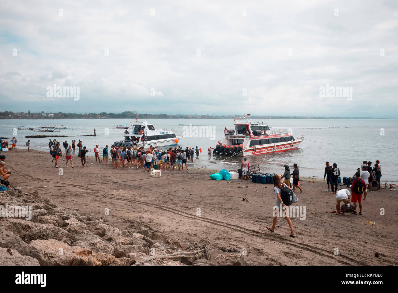 Passagiere Schlange für die Fähre an einem Sandstrand. Stockfoto