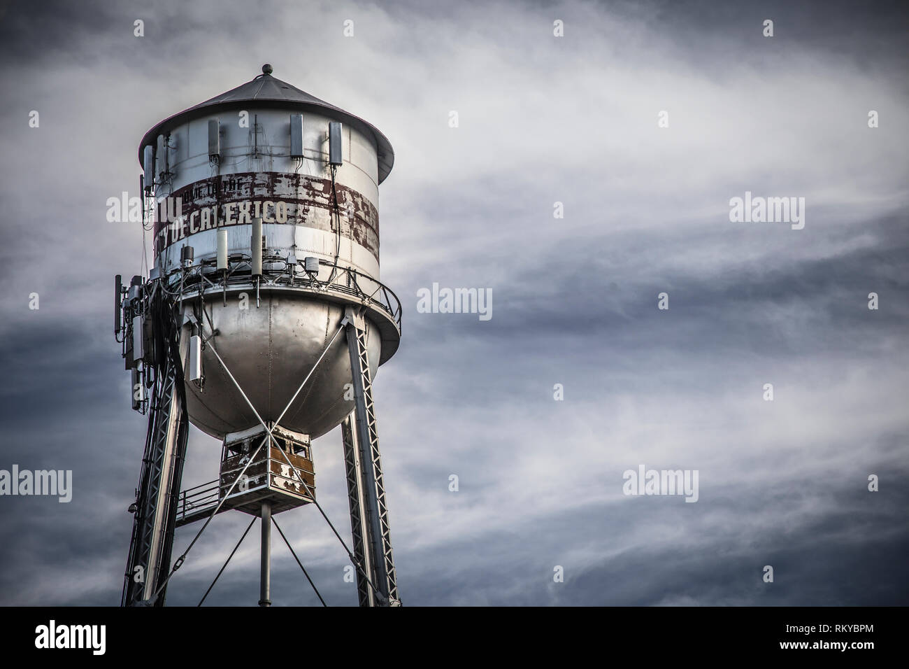 Blick auf den Wasserturm von der Grenzstadt Calexico in Kalifornien. Stockfoto