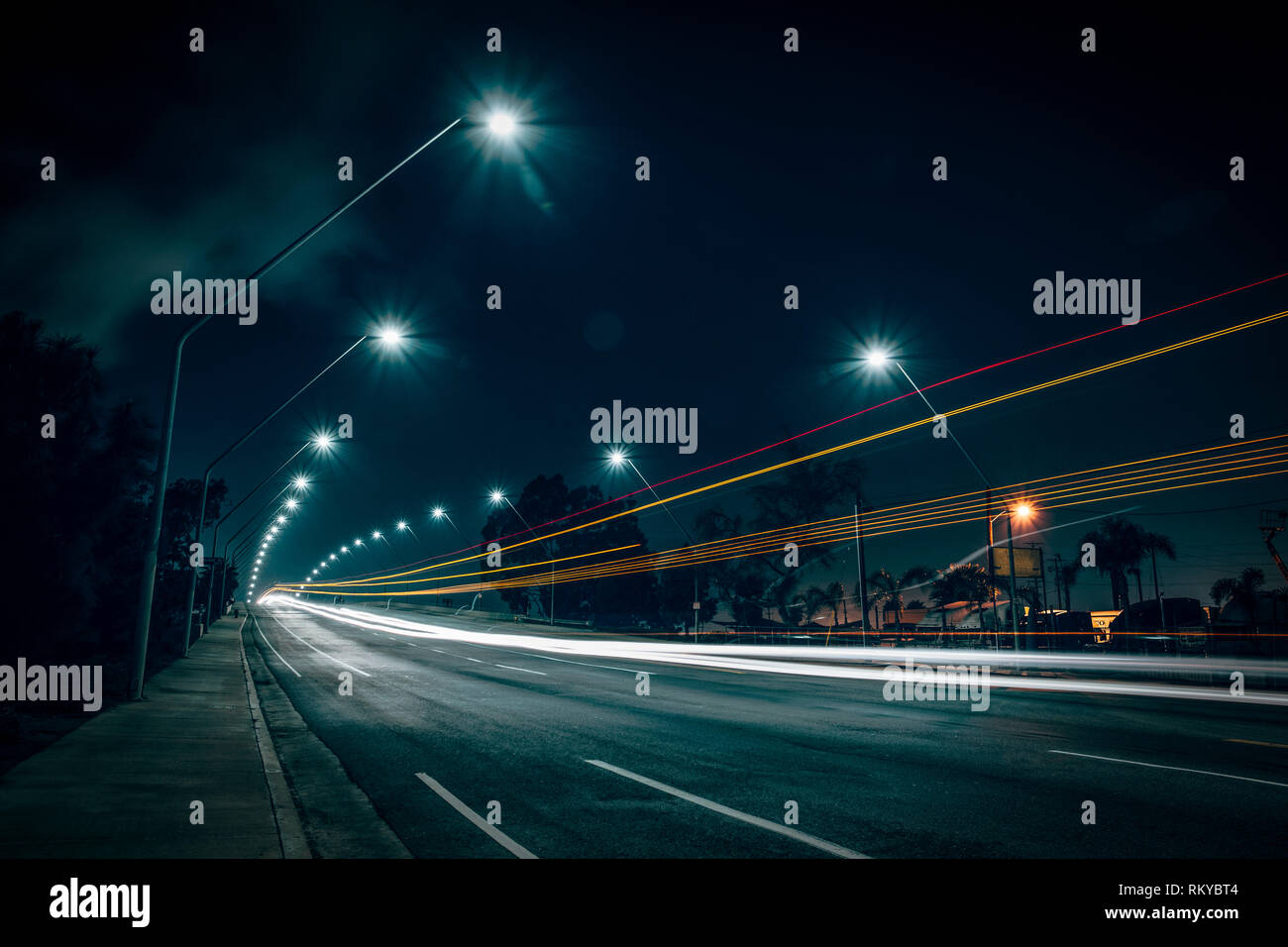 Lange Belichtung heller Streifen von Auto leuchtet auf einem städtischen Bridge bei Nacht. Stockfoto