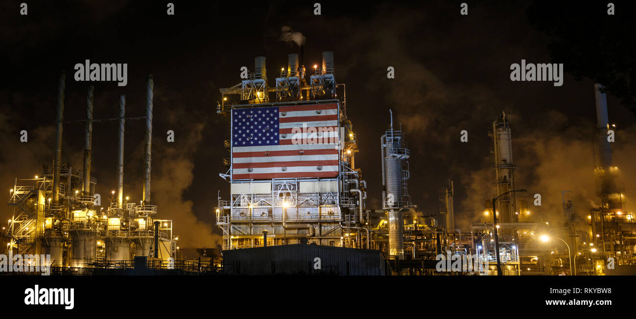 Panorama der großen amerikanischen Flagge angezeigt auf der Seite einer Ölraffinerie in der Nacht. Stockfoto