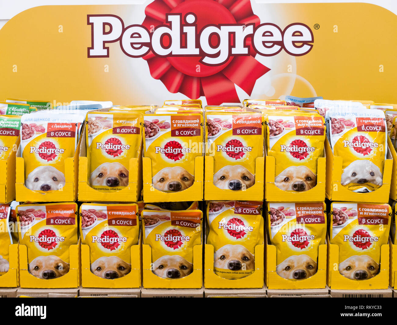 Moskau, Russland - Jan 12.2019. Pedigree Hundefutter in den Auchan store Stockfoto