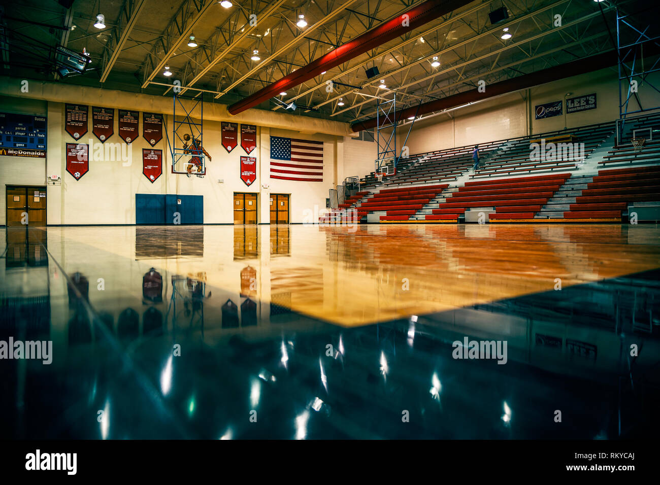 Fitnessraum und Basketballplatz von Anderson County High School in Lawrenceburg, Kentucky. Stockfoto