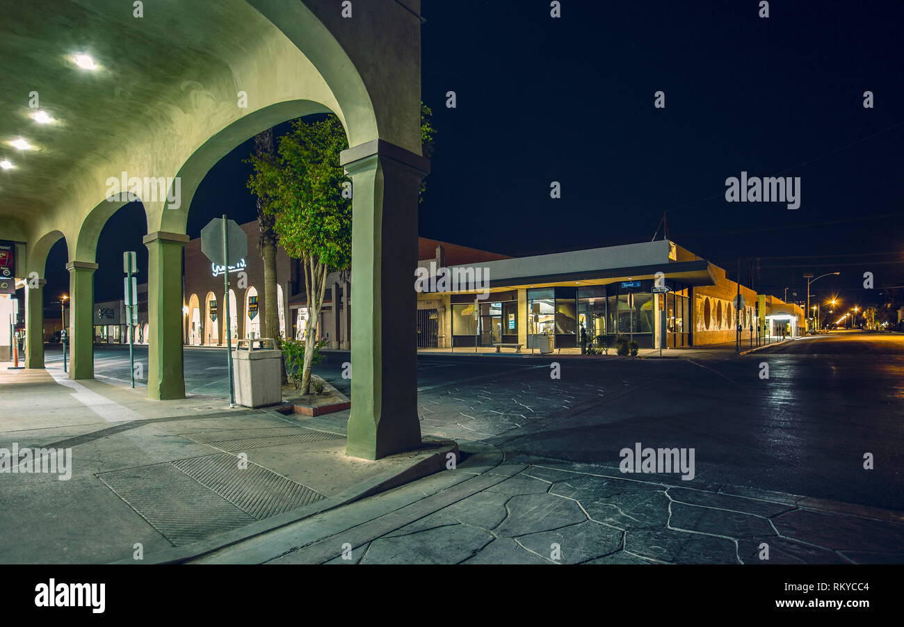 Straße Ecke von Calexico in Kalifornien mitten in der Nacht gesehen. Stockfoto